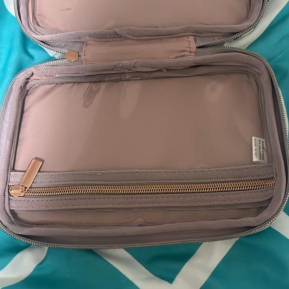 Travel Pouch! - Picture 4 of 7